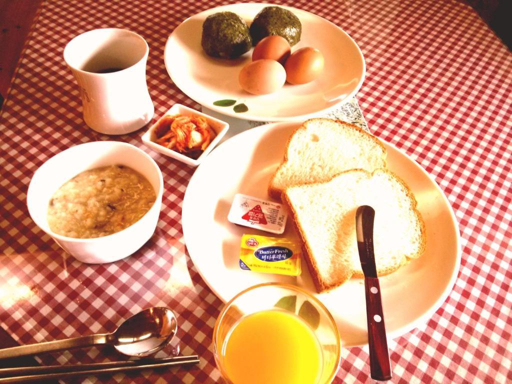 Breakfast At Tiffany'S Pension Seogwipo Rum bild